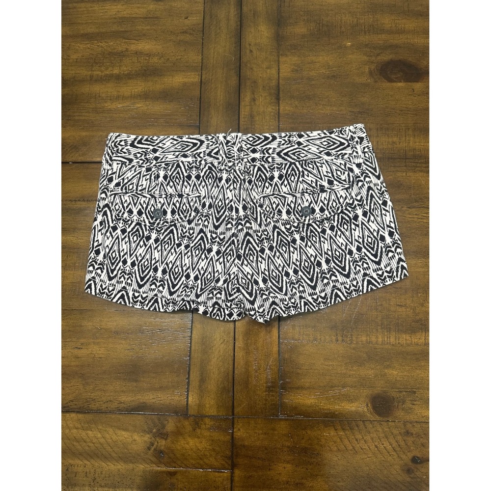 American Eagle Outfitters Black White Tribal Ikat Geometric Shorts Size 4 - Picture 4 of 8